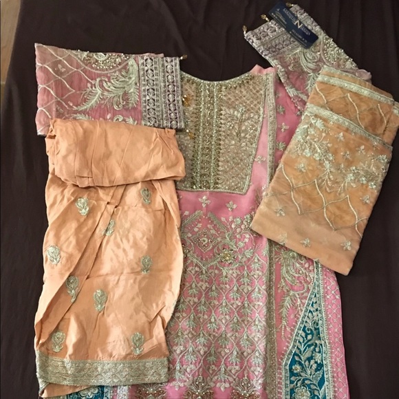 Pakistani designer shalwar kameez. - Picture 5 of 6